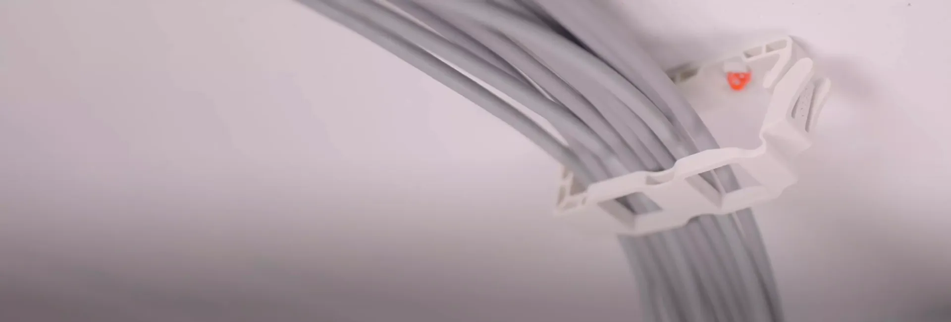 INSTALA HASTA 30 CABLES CON UNA SOLA MANO