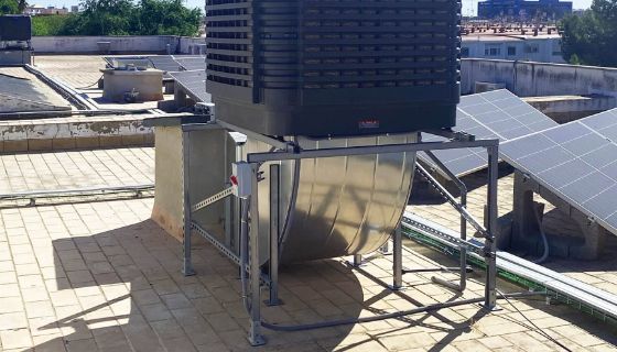 Aire acondicionado instalado sobre un sistema de bancada premontada con sujeciones CELO y recubrimiento KlimaProof