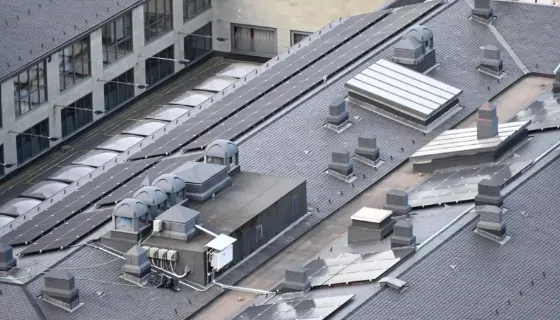 Azotea del edificio Illa Carlemany en Andorra con la instalación de placas solares hecha con fijaciones CELO
