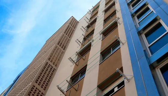 Una fachada SATE en un edificio en Zaragoza fijada con los anclajes ResiTHERM de CELO