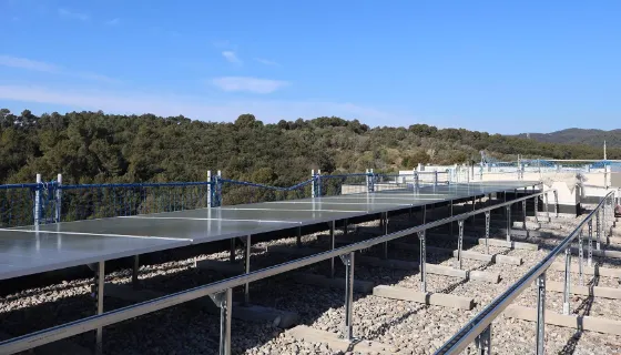 Instalación de paneles fotovoltaicos en una cubierta plana de un edificio residencial