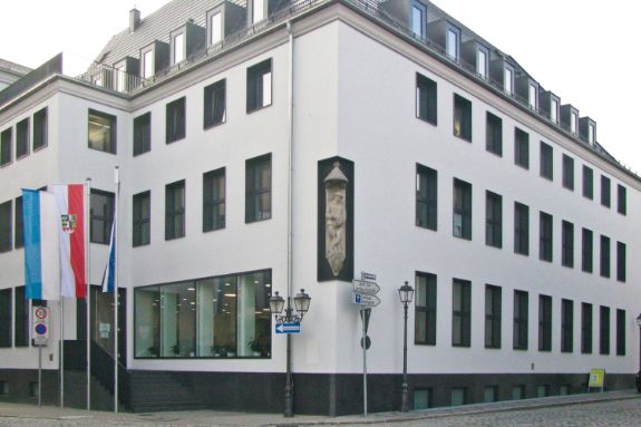 Aplicación del taco marco R SSP en instalación de ventanas en edificio comercial