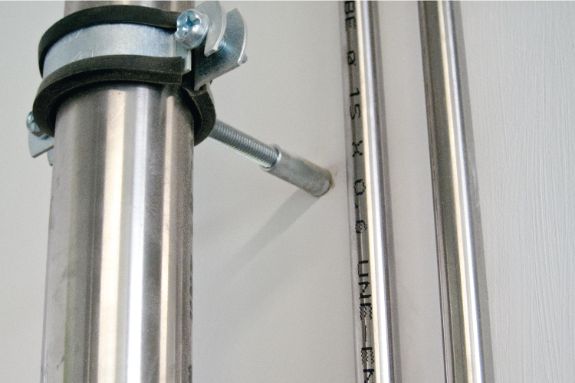 Aplicación de abrazadera isofónica M8/M10 RI para fijación segura y aislante de tuberías metálicas