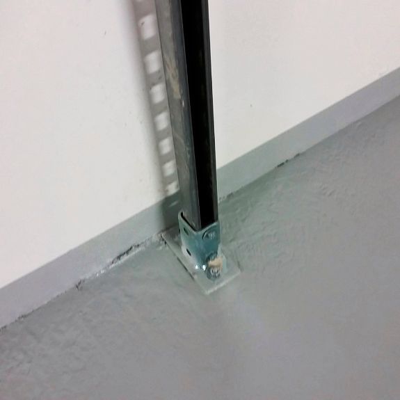 Instalación de soporte mural SH Strut para perfil metálico en suelo y pared