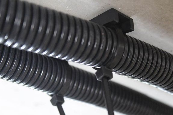 Aplicación de brida de nylon para fijación de tubos corrugados