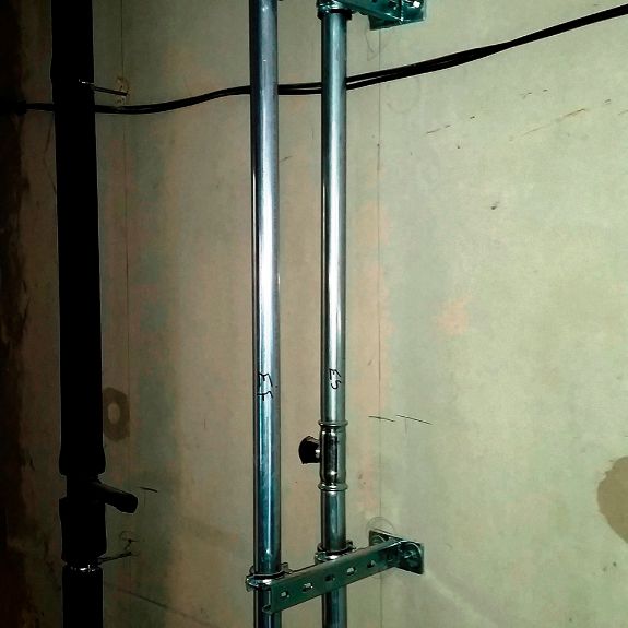 Aplicación del perfil metálico 27x18 en instalaciones verticales de fontanería o electricidad