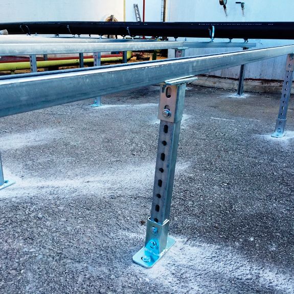 Soporte perfil 28x30 SPE montado en suelo para estructuras de fijación de instalaciones industriales
