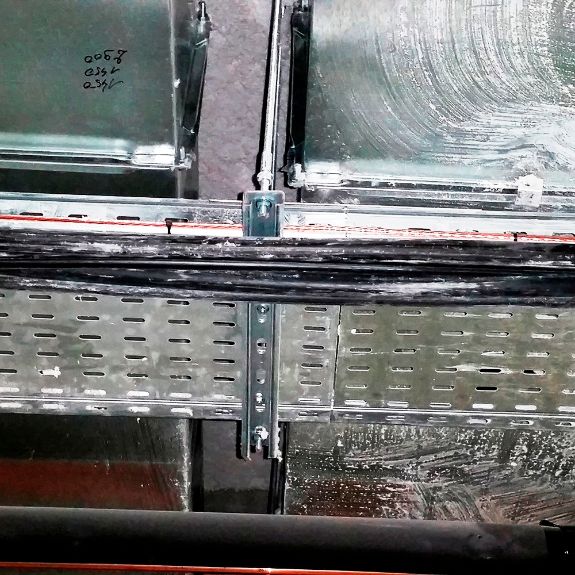 Aplicación del perfil 35x15 en montaje de bandejas metálicas para sistemas eléctricos