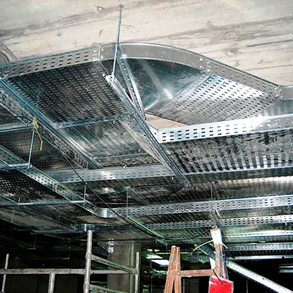Aplicación del perfil 35x15 en montaje de bandejas perforadas para sistemas de cableado