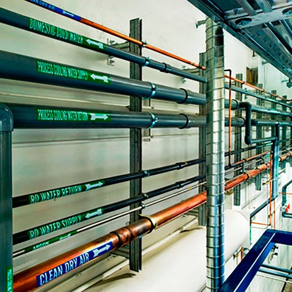 Perfil 38x40 instalado como soporte para redes de tuberías en entornos industriales
