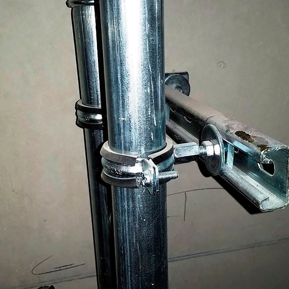 Aplicación del soporte perfil 38x40 SPE en montaje de instalaciones técnicas con tuberías
