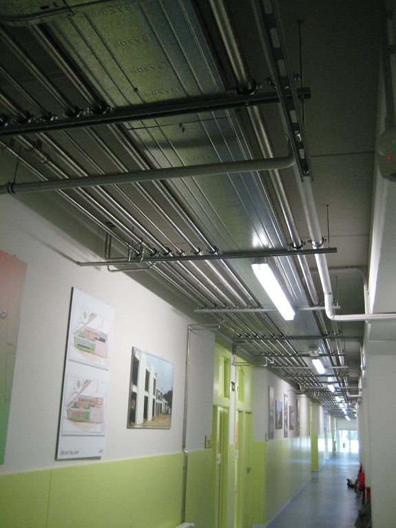 Aplicación del perfil 40x20 en sistemas de conducción y soporte de instalaciones en techo