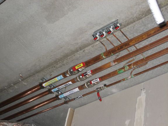 Aplicación del perfil metálico 40x20 en sistemas de fontanería con colectores y fijaciones en techo