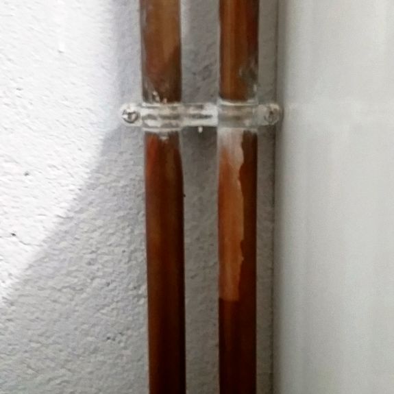 Aplicación de abrazadera metálica doble M6 AD para fijación segura de dos tubos paralelos