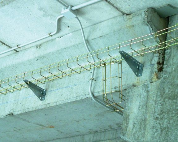 Instalación de escuadra para Strut ESC 2-2S en soporte de bandeja portacables