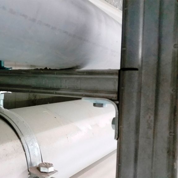 Instalación de escuadra para Strut ESC 2-2S en soporte de tuberías
