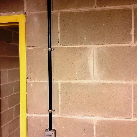 Imagen de aplicación del soporte MC de un solo agujero tipo F utilizado para instalar una tubería