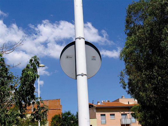 Aplicación de Brida flejinox FJX en fijación de señal a poste