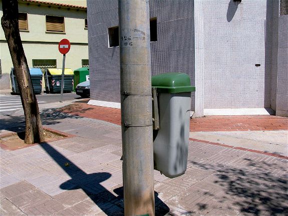 Aplicación de Brida flejinox FJX en fijación de contenedor a poste