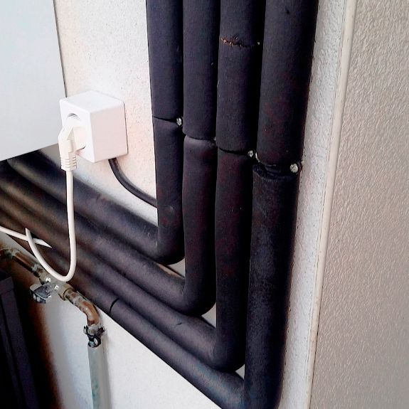 Aplicación de abrazadera metálica doble gas M6 GD en instalación exterior