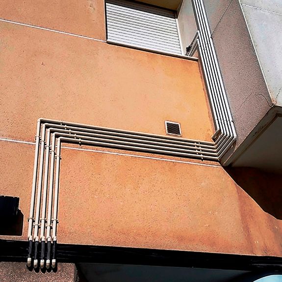 Aplicación de abrazadera metálica gas M6 GNK en instalación exterior