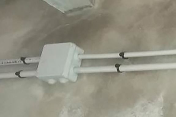 Aplicación del taco brida rápido IFB/IFS para fijar tubos a pared