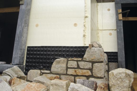 Imagen de aplicación del taco para placas aislantes IPD: fijación de material aislante en la pared