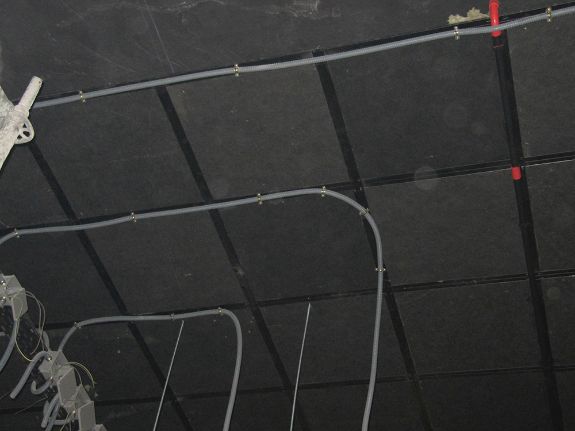 Aplicación de abrazadera metálica M6 L en instalación de conducciones en techo