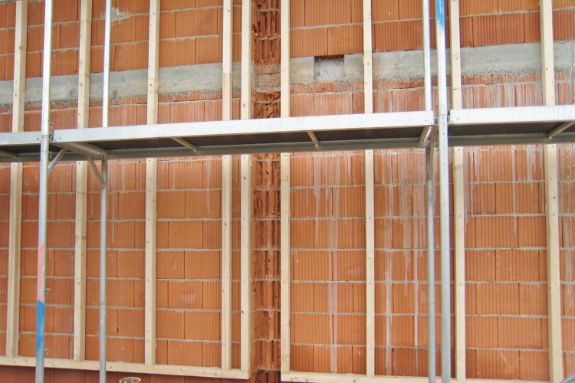 Aplicación del taco multifuncional MFR FB SSKS para fijación de premarcos en pared de ladrillo