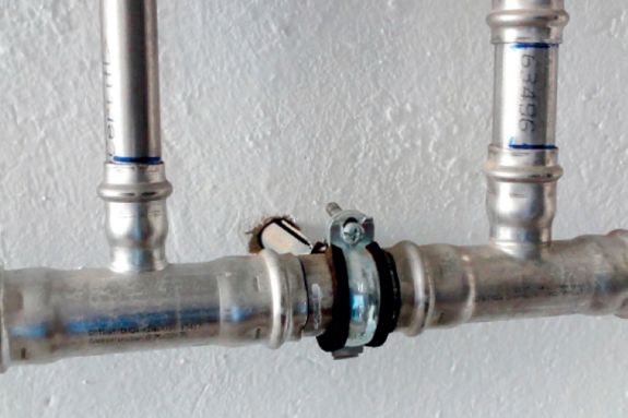 Instalación del manguito hexagonal MS en sistema de tuberías