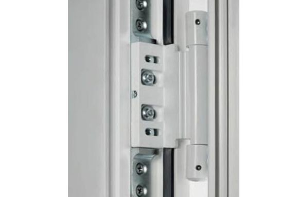 Aplicación de tornillo para PVC en bisagra de puerta