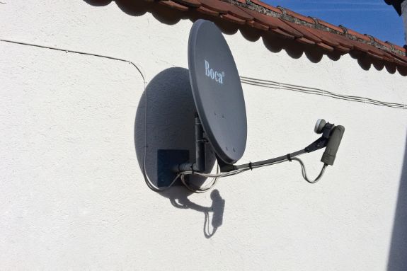 Aplicación del taco premarco R SSP para fijación de antena parabólica en pared maciza