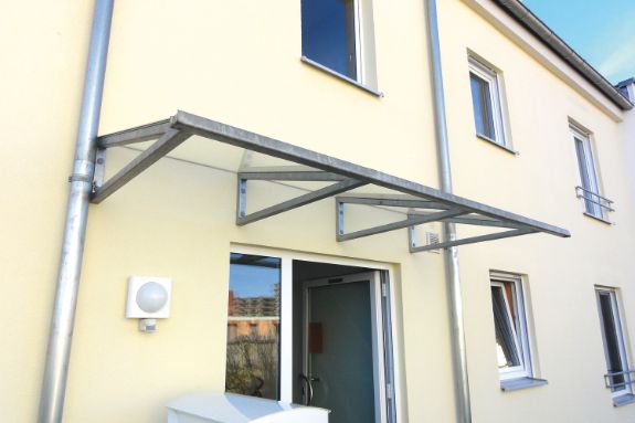 Imagen de aplicación del sistema de inyección ResiFIX: cubierta de vidrio y metal sobre una entrada de casa