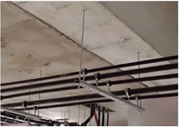 Cómo fijar tuberías al techo con abrazaderas metálicas rápidas M8/M10 y perfiles perforados para instalaciones seguras