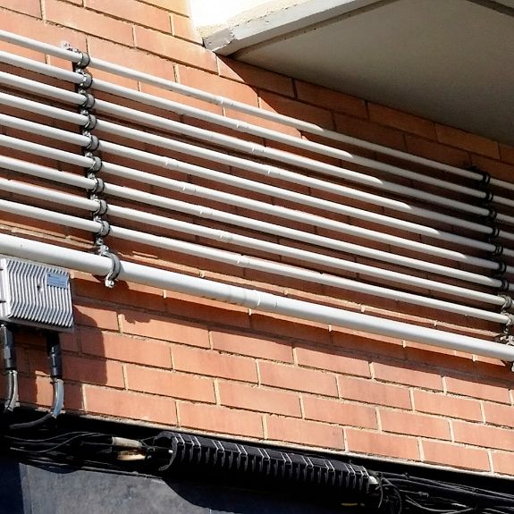 Instalación de tubos con soporte isofónico SMI en pared exterior