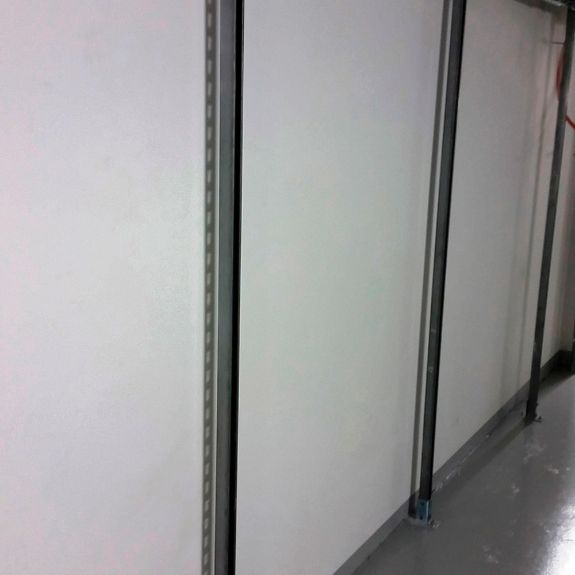 Instalación de soporte mural SV para perfiles verticales en pared