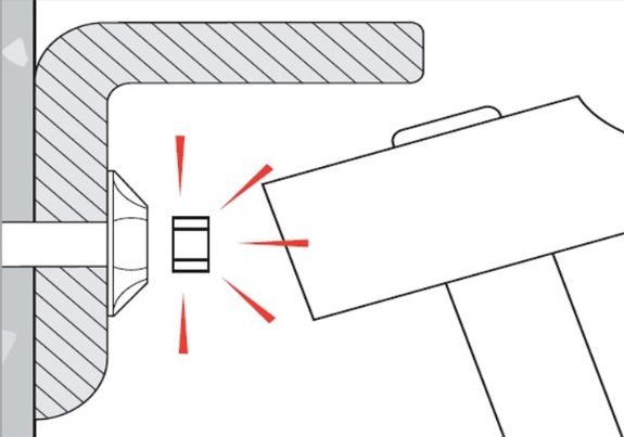 Instalación del tornillo inviolable TIC con golpe de martillo