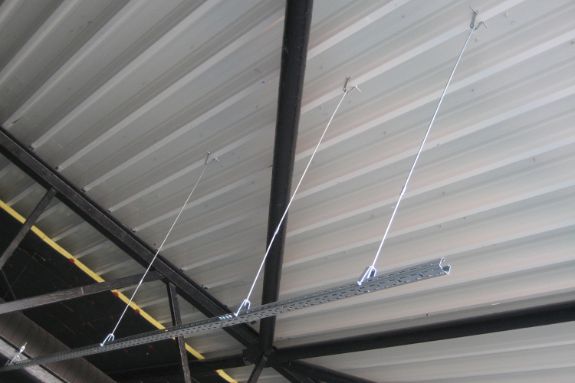 Instalación de bandeja suspendida con soporte trapezoidal TPZF en estructura metálica