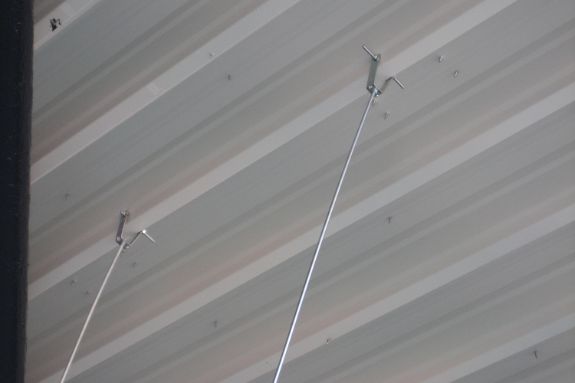 Instalación del soporte trapezoidal TPZF en cubierta metálica para suspensión de sistemas