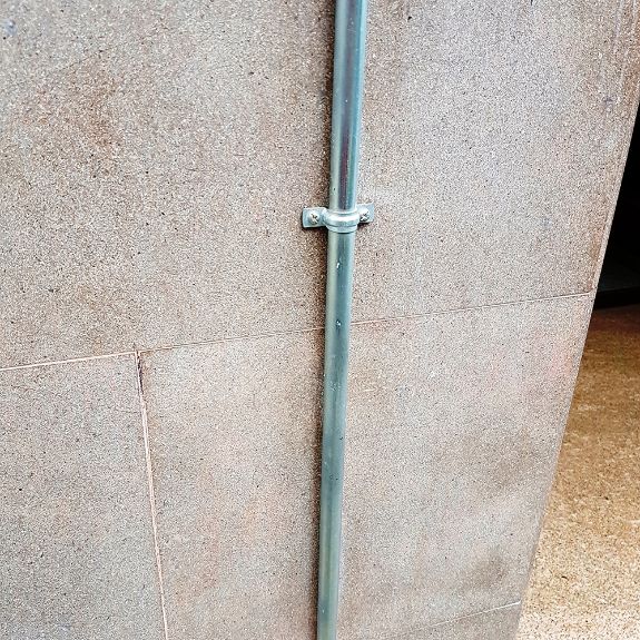 Aplicación de Grapa metálica U en instalación de tubo