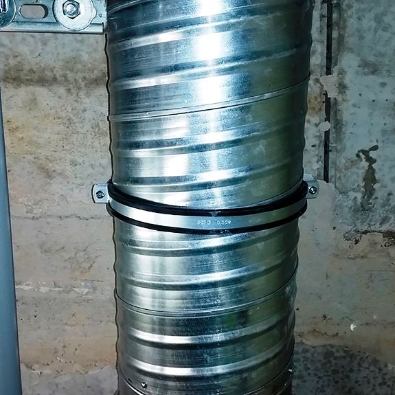 Cómo fijar conductos de ventilación verticales con abrazadera M8 y soporte metálico en sistemas industriales