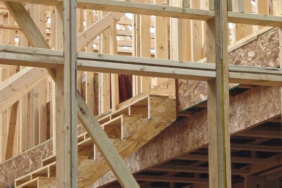 Estructura de madera fijada con tornillos para aglomerado