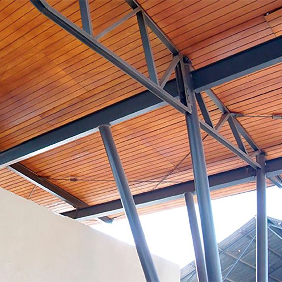 Estructura arquitectónica de acero con fijación de cables mediante abrazaderas CBR para vigas