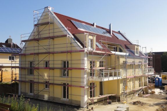 Andamios anclados a fachada para obra de construcción