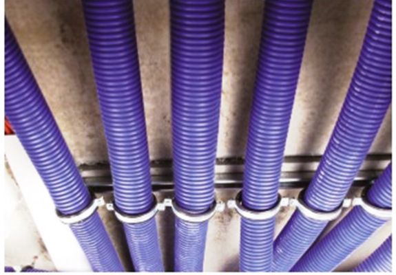 Cómo fijar tuberías corrugadas al techo con abrazaderas metálicas y perfiles perforados en sistemas de ventilación