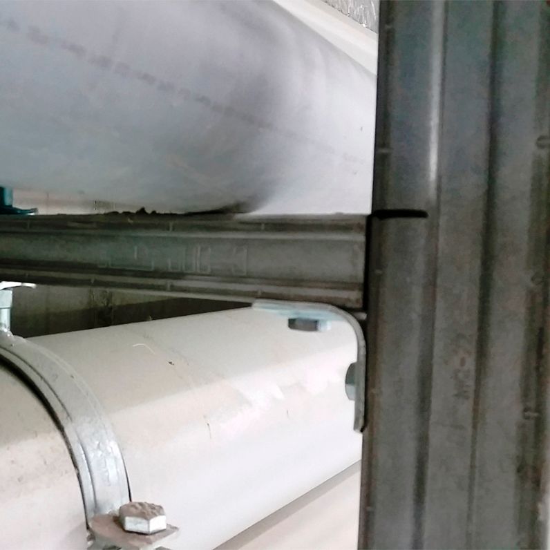 Instalación de escuadra para Strut ESC 2-2S en soporte de tuberías