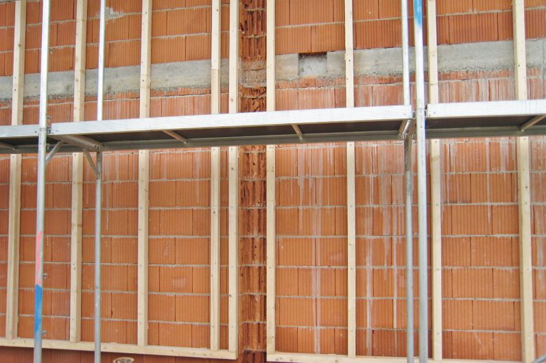 Aplicación del taco multifuncional MFR FB SSKS para fijación de premarcos en pared de ladrillo