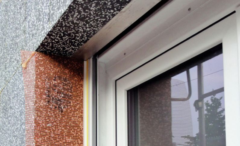 Aplicación del taco metálico para premarco MR en instalación de ventana