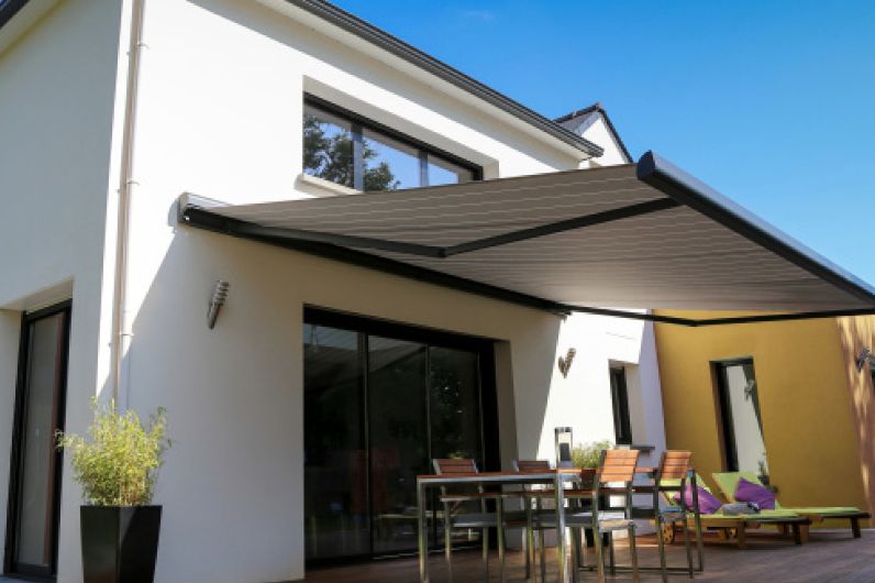 Imagen de aplicación del sistema de montaje con separación ResiTHERM: Fijación de un toldo de terraza en un ladrillo perforado con aislamiento