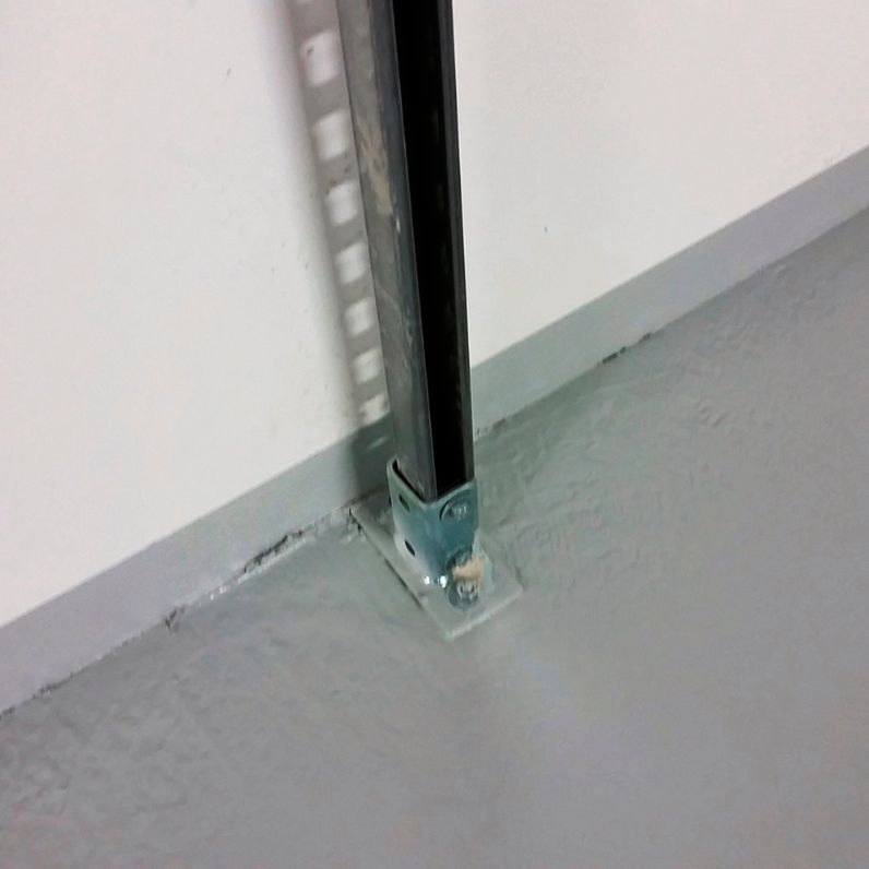 Instalación de soporte mural SH Strut para perfil metálico en suelo y pared